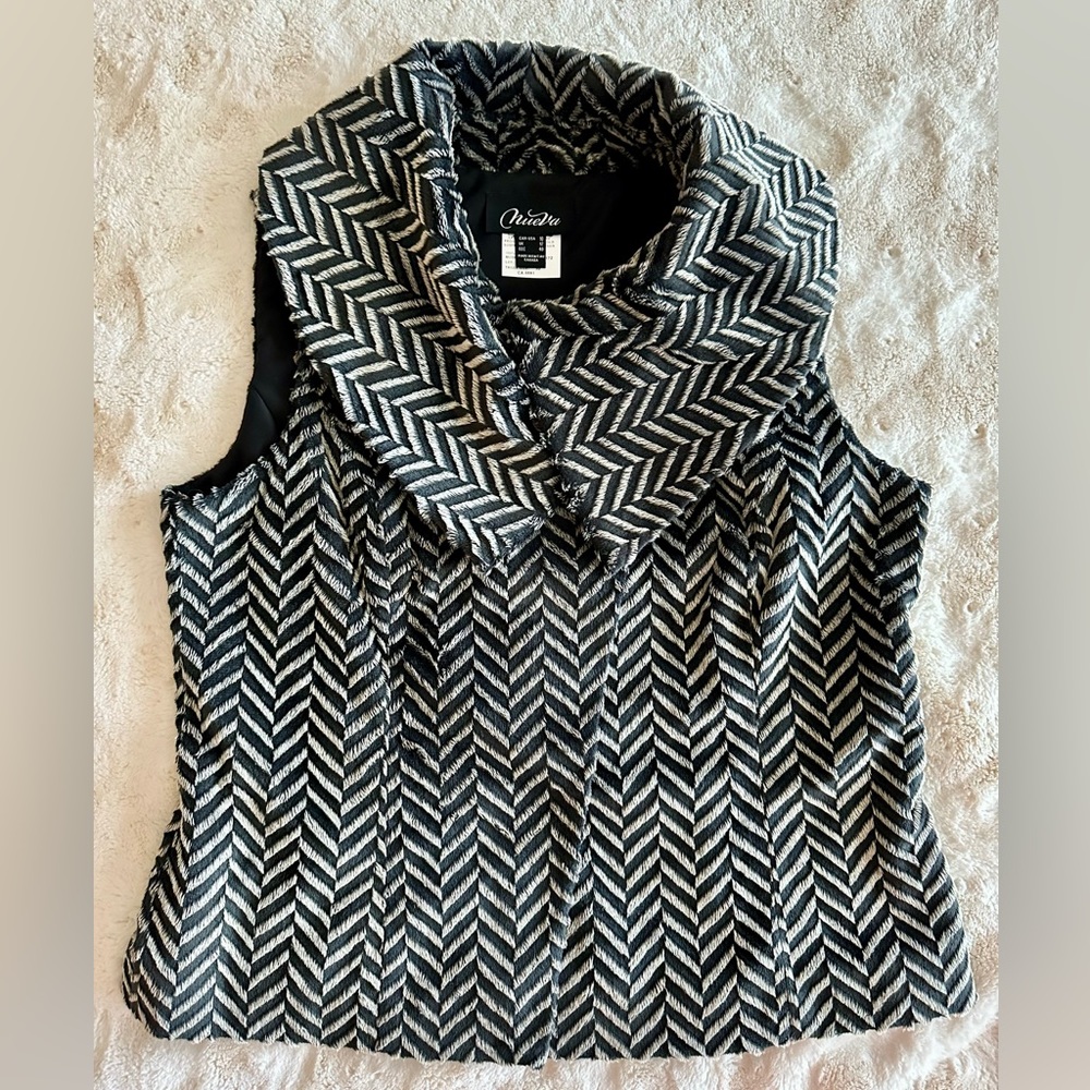 Nueva faux fur vest Size 10. Made in Canada. EUC Black and Beige/tan lined warm